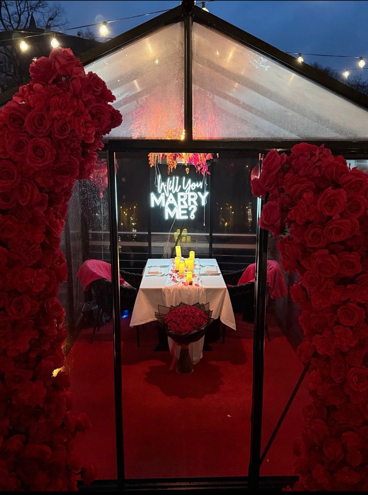 TIMELESS Rent – Marry Me Setup mit Rosenbogen und Kerzentisch