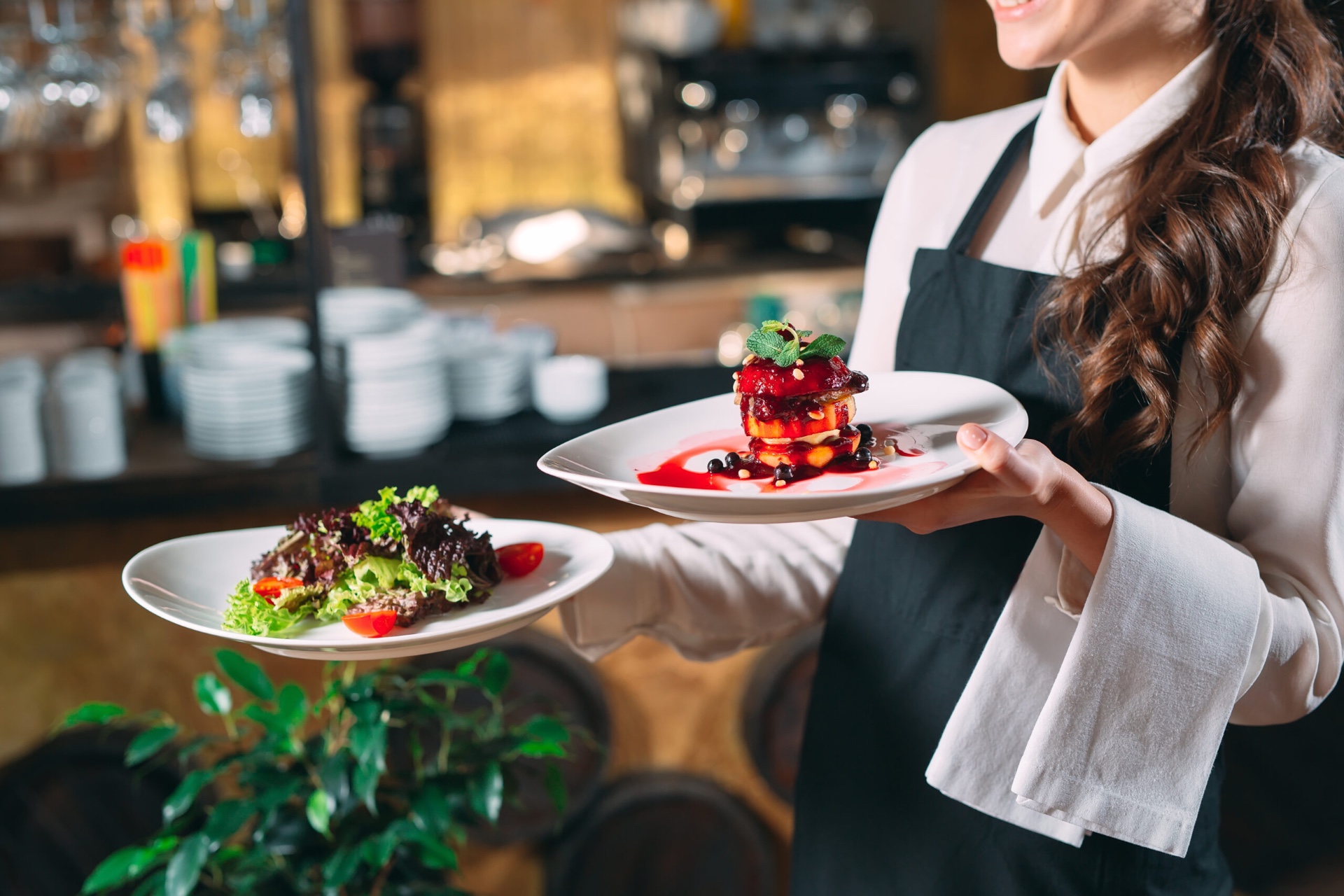 Servicekraft von TIMELESS serviert Fine-Dining-Gerichte in einem Hamburger Restaurant