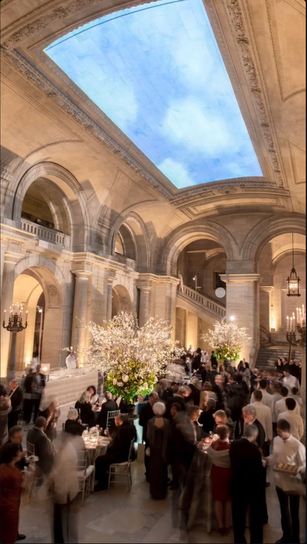 TIMELESS Eventpersonal: freundliche Servicekräfte bei einer eleganten Gala in einer historischen Halle mit Kirschblüten-Arrangements und festlichem Ambiente