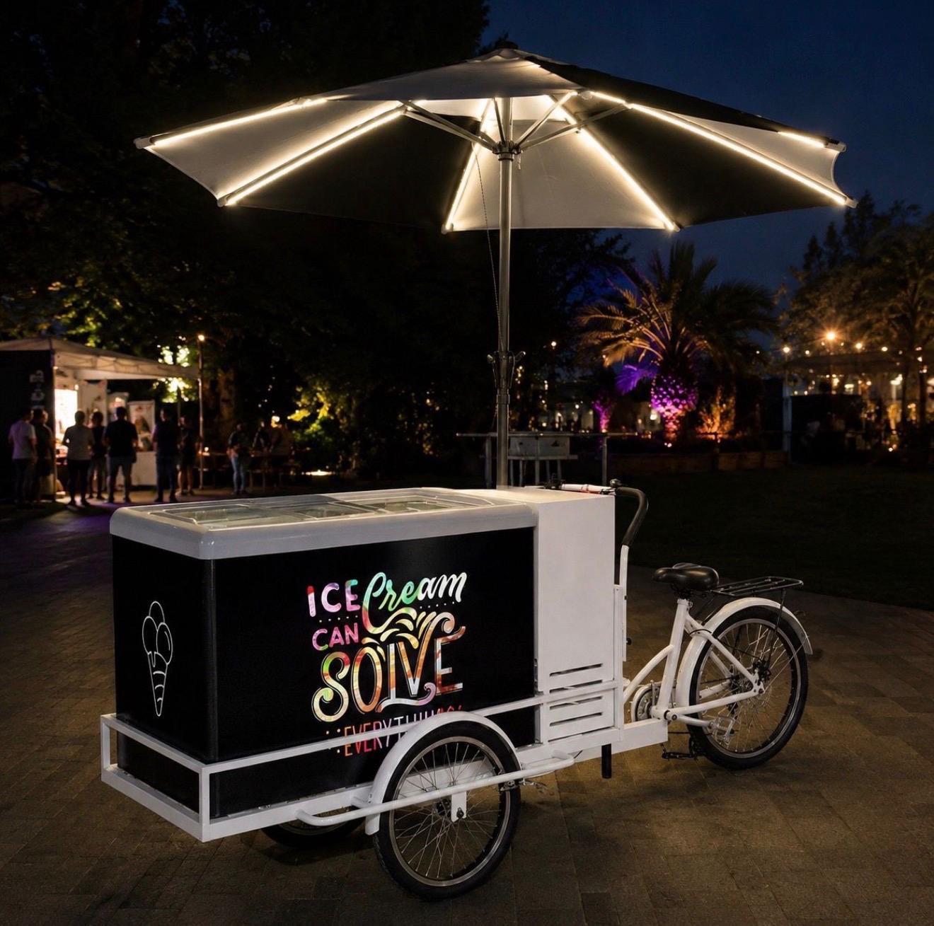 Eisfahrrad im Park bei Abendveranstaltung