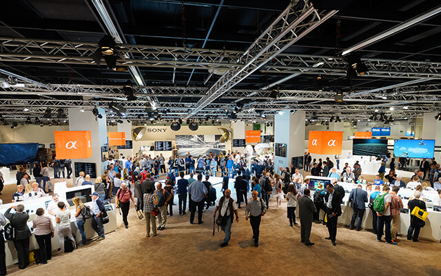 Hostess- und Messepersonal von TIMELESS im Einsatz auf einer großen Fachmesse in Hamburg