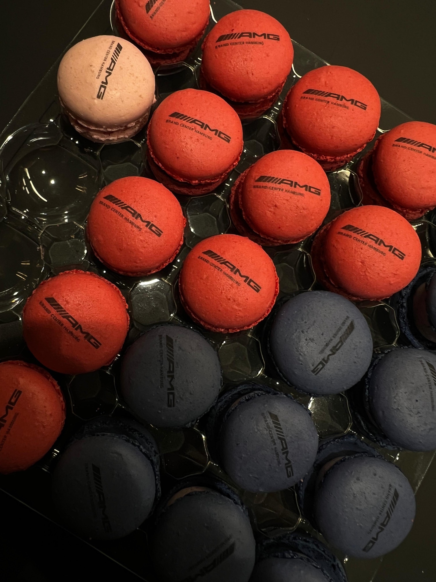 Custom Branding Catering – Macarons mit AMG Brand Center Hamburg Logo für einen Produktlaunch