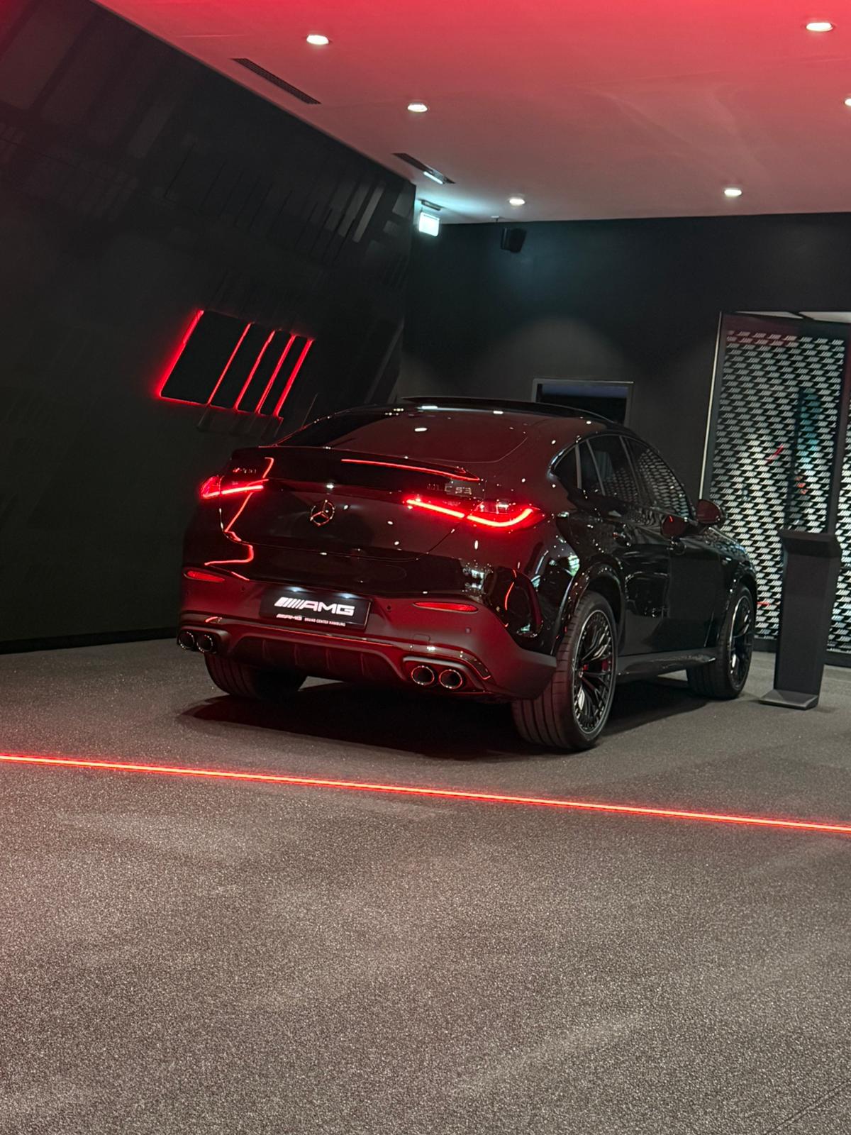 Schwarzer Mercedes-AMG GLC 63 im AMG Brand Center Hamburg – Showroom-Setup für einen Messeauftritt