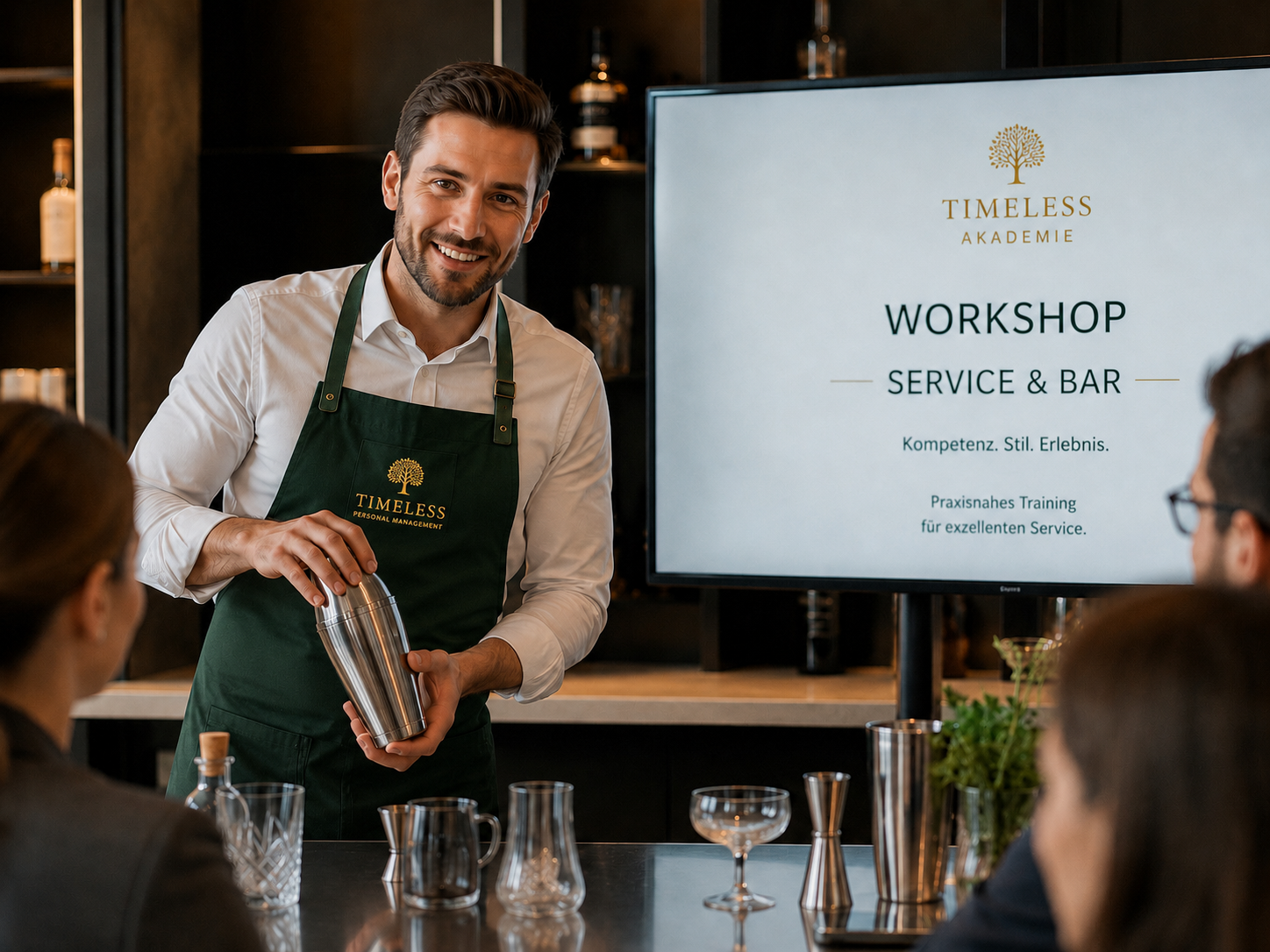 Praxis-Workshop Service & Bar: Bar-Trainer der TIMELESS Akademie demonstriert professionelle Getränkezubereitung
